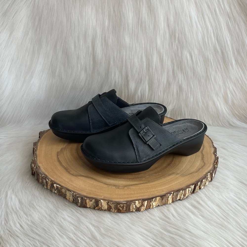 LIKE NEW Naot Avignon leather clogs